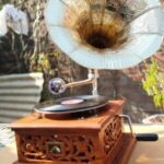 Verzierter antiker Grammophonspieler mit aufgelegter Schallplatte