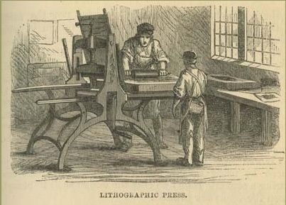 Historische Lithografiepresse mit Drucker und Helfer in einer Werkstatt